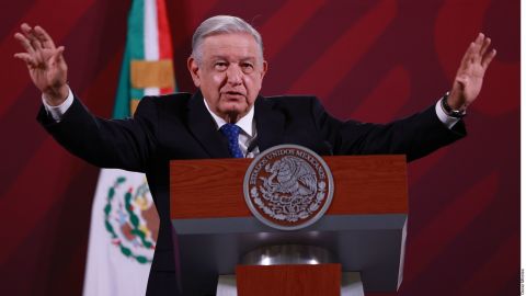AMLO acusa a DeSantis de ser "más antiinmigrante" que Trump y asegura que se sigue hundiendo en las encuestas