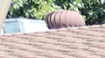 Los seis migrantes liberados del Centro de Detención de Adelanto se unen en oración para bendecir los alimentos.