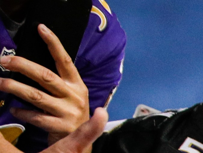 Alex saluda a los fanáticos de los High Fives de los Baltimore Ravens después de vencer a los Tennessee Titans en el Nissan Stadium el 14 de octubre de 2018 en Nashville. Foto: Joe Robbins/Getty Images.