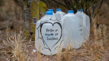 Activistas dejan galones y barriles de agua para los inmigrantes indocumentados cerca de la frontera sur desde hace años.