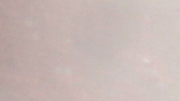 Los estudiantes de Iowa State Cyclones corren hacia el campo de fútbol durante una tormenta en el estadio Jack Trice el 14 de septiembre de 2019 en Ames, Iowa.