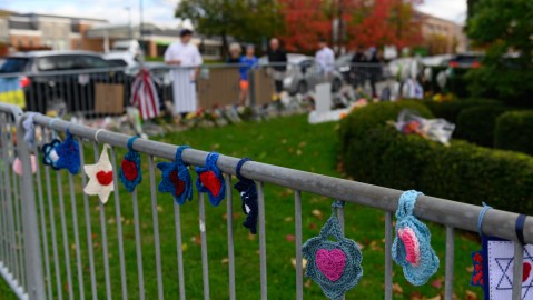 Arrestan a hombre que amenazó a jurado que condenó a muerte a autor de masacre de una sinagoga en Pittsburgh