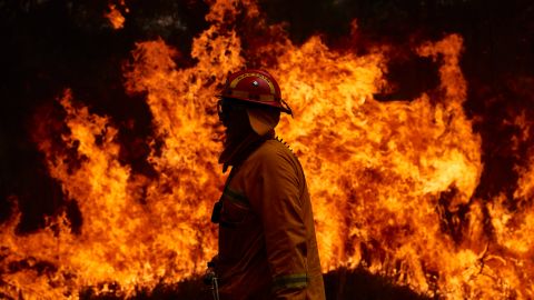 Personas se lanzan al agua para huir de los incendios forestales en Hawái