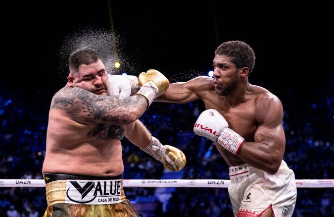 Anthony Joshua (r) golpea a Andy Ruiz Jr durante la pelea por el título mundial de peso pesado de la IBF, WBA, WBO e IBO entre Andy Ruiz Jr y Anthony Joshua durante el show de Matchroom Boxing 'Clash on the Dunes' en el Temporada de Diriyah el 7 de diciembre de 2019 en Diriyah, Arabia Saudita. Foto: Richard Heathcote/Getty Images.