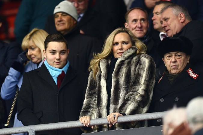 Jack Sullivan, Director General de West Ham United Women, Emma Benton-Hughes, socia de David Sullivan y David Sullivan, copropietario de West Ham United durante el partido de la Premier League. Foto: Jordan Mansfield/Getty Images.