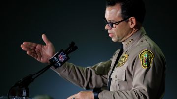 Jefe policial de Miami que intentó suicidarse se salvó porque su esposa desvío el tiro sujetándole la mano