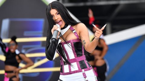 Subastan micrófono con el que Cardi B golpeó a fan