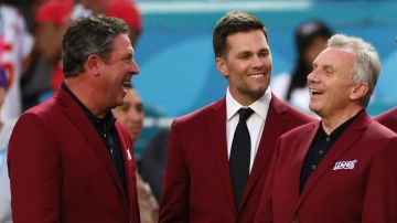 Dan Marino, Tom Brady y Joe Montana durante un homenaje de la NFL.