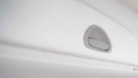 Médico de Boston arrestado por masturbarse en un avión al lado de una adolescente