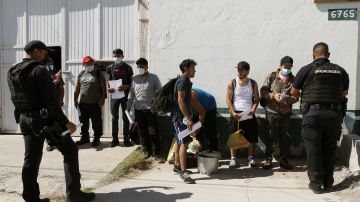 Autoridades en México rescatan a 11 migrantes presuntamente secuestrados cerca de frontera con EE.UU.