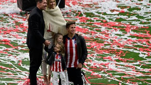 Giuliano Simeone (d) posa junto al "Cholo" y su familia.