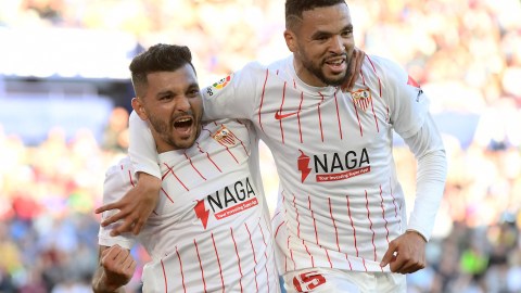 El Sevilla no contaría con el mexicano para la próxima campaña.