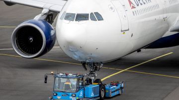 Vuelo de Delta sufre percance al aterrizar en Atlanta y deja una persona herida tras reventarse una llanta