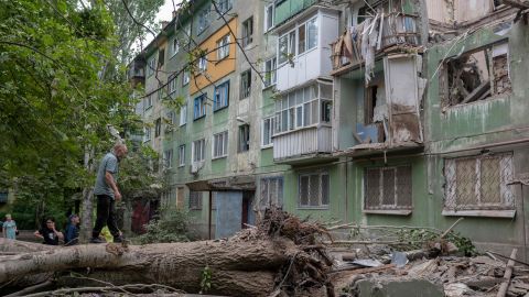 Reportan 5 muertos y decenas de heridos tras ataque de misiles rusos contra un edificio en el este de Ucrania
