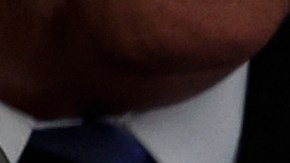 Biden le entregó un bolígrafo a Brielle Robinson, la hija del sargento de primera clase Heath Robinson, después de firmar la Ley PACT el 10 de agosto de 2022.