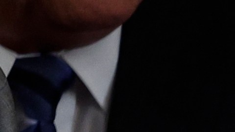 Biden le entregó un bolígrafo a Brielle Robinson, la hija del sargento de primera clase Heath Robinson, después de firmar la Ley PACT el 10 de agosto de 2022.