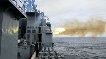 Buque de guerra ruso dispara tiros de advertencia contra barco de carga en el Mar Negro