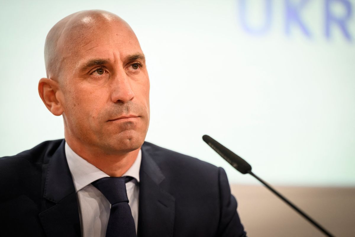 Rubiales no podrá participar en ninguna actividad deportiva durante los próximos 90 días y no podrá mantener contacto con la futbolista.
