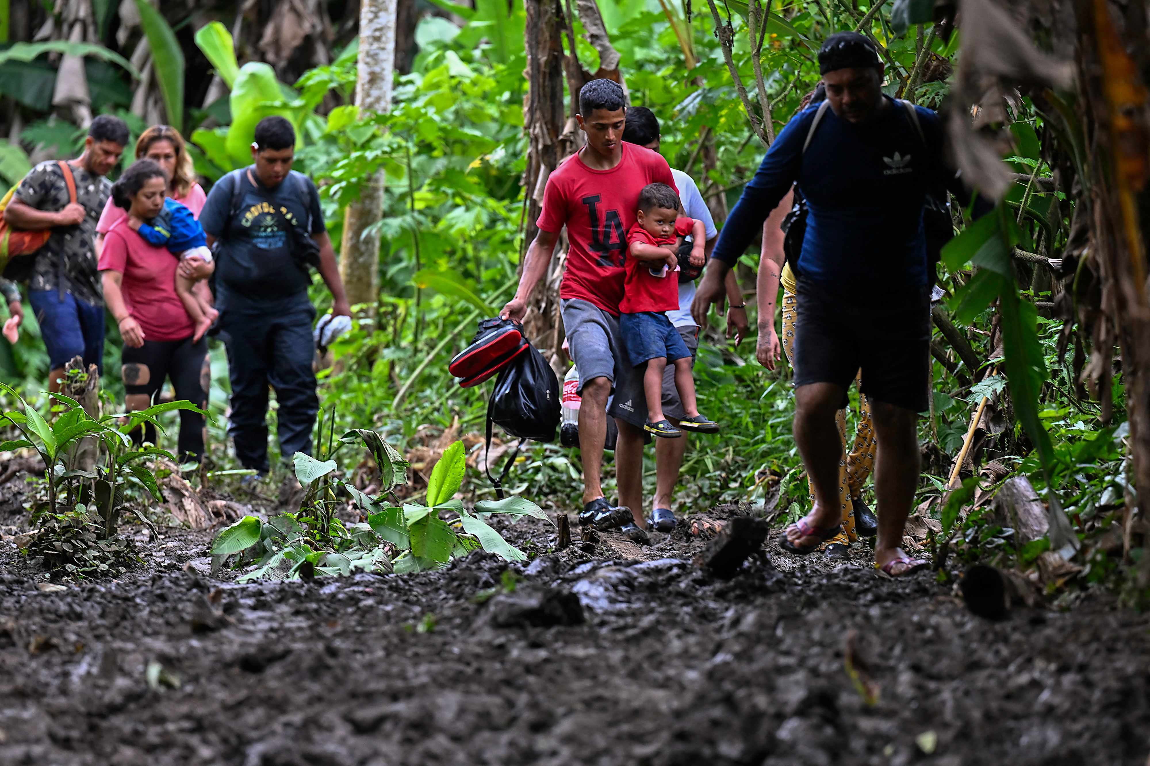 Panamá prepara medidas para contener la avalancha de migrantes que cruzan la selva del Darién