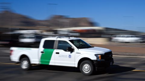 Investigan accidente de camioneta que dejó un migrante muerto y dos heridos en Arizona