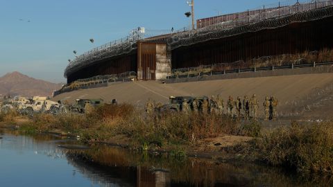 Rescataron a mujer y a bebé que quedaron atrapados cerca de las boyas colocadas por Texas en el río Bravo