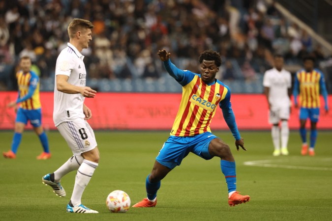 El centrocampista alemán del Real Madrid, Toni Kroos (L), compite con el centrocampista estadounidense del Valencia, Yunus Musah, durante el partido de fútbol de semifinales de la Supercopa de España entre el Real Madrid CF y el Valencia CF en el Estadio Internacional Rey Fahd en Riyadh, Arabia Saudita, el 11 de enero de 2023. Foto: GIUSEPPE CACACE/AFP via Getty Images.