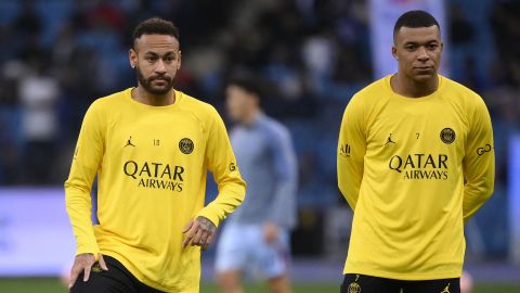 Neymar Jr. (i) y Kylian Mbappé (d) durante un entrenamiento con el PSG.