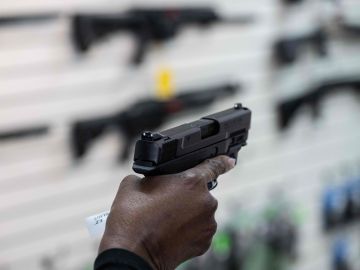 Mujer en Michigan es acusada de comprar armas para su hijo, quien amenazó de muerte a Joe Biden
