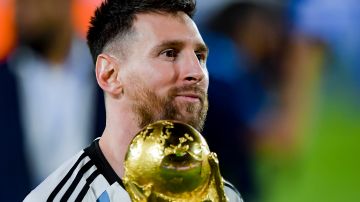 Lionel Messi sujeta la copa del mundo.