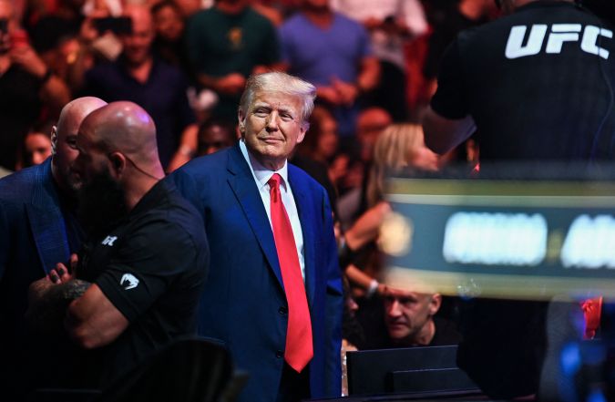 El expresidente Donald Trump asiste al evento de artes marciales mixtas Ultimate Fighting Championship (UFC) 287 en el Kaseya Center en Miami, Florida, el 8 de abril de 2023. Foto; CHANDAN KHANNA/AFP via Getty Images.