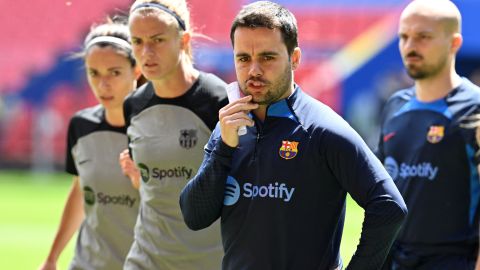 Luis Rubiales dirigiendo una práctica del FC Barcelona femenil.
