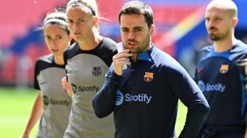Luis Rubiales dirigiendo una práctica del FC Barcelona femenil.
