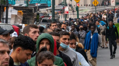 Nueva York abrió el centro humanitario más grande construido para inmigrantes