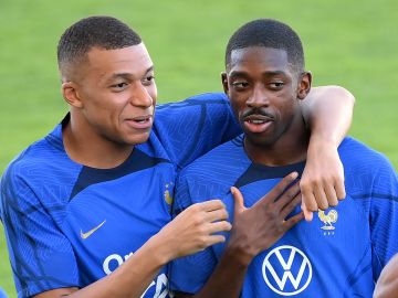 Kylian Mbappé abraza a Ousmane Dembélé durante un entrenamiento con la selección de Francia.