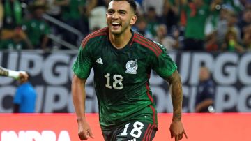 Luis Chávez celebra un gol con la selección de México.