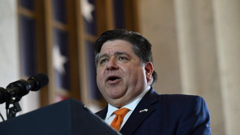 El gobernador de Illinois J.B. Pritzker pidió a Biden que se acelere la entrega de permisos de trabajo a inmigrantes.