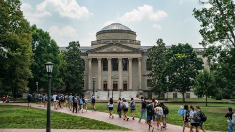 Alerta en Universidad de Carolina del Norte por la presencia de una "persona armada y peligrosa"