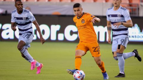 Alan Pulido es el delantero del Sporting Kansas City.