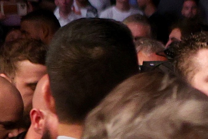 Conor McGregor de Irlanda es sacado de la arena en camilla después de lesionarse el tobillo en la primera ronda de su pelea de peso ligero contra Dustin Poirier durante UFC 264: Poirier v McGregor 3 en T-Mobile Arena el 10 de julio de 2021 en Las Vegas, Nevada. Foto: Stacy Revere/Getty Images.