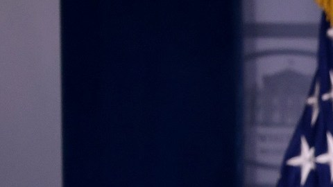 El secretario de Educación, Miguel Cardona, destaca la importancia de ser bilingües.