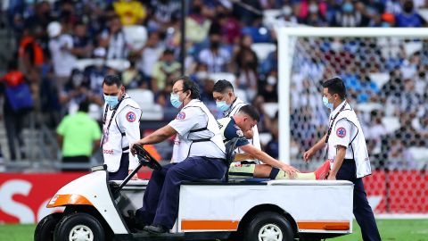 Equipos médicos durante partido de Rayados de Monterrey.