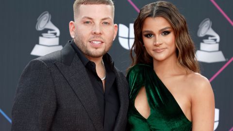 Vicente Saavedra y Clarissa Molina en los Latin Grammy 2021.