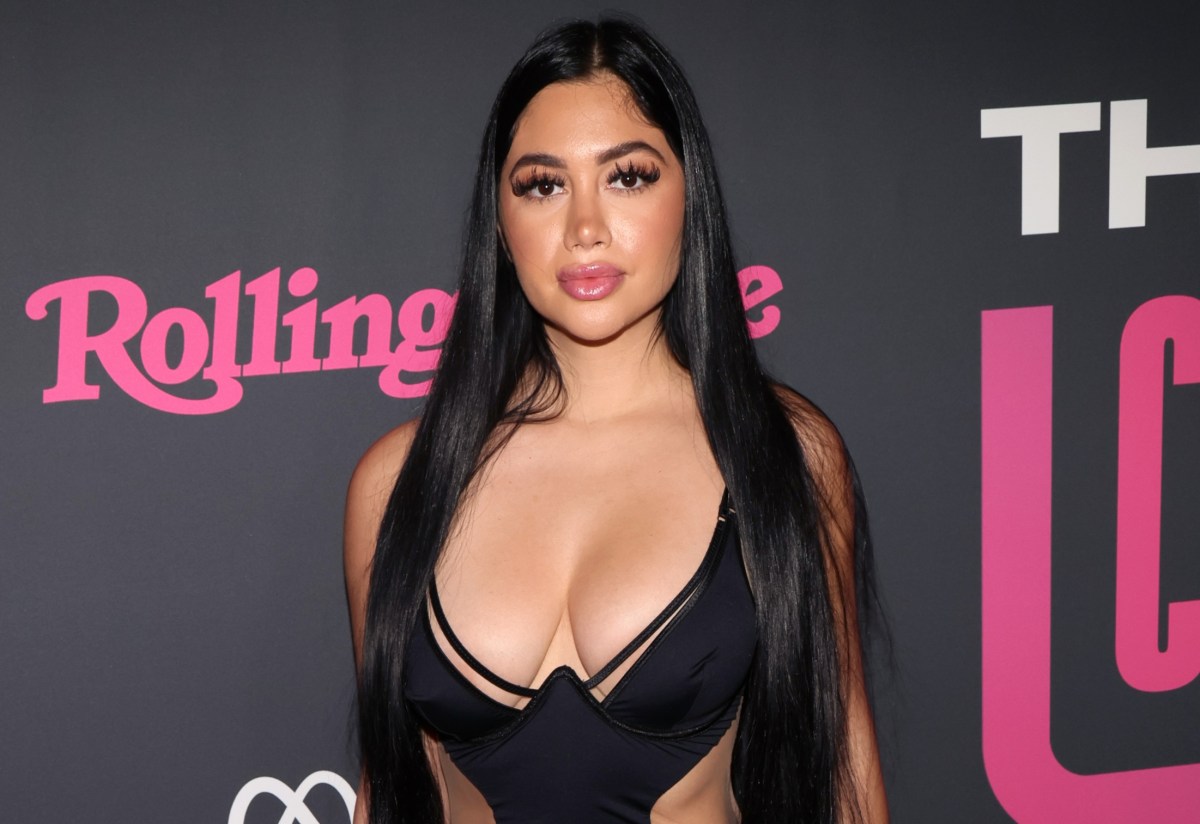 Jailyne Ojeda posa sin ropa interior al modelar sexy outfit color nude