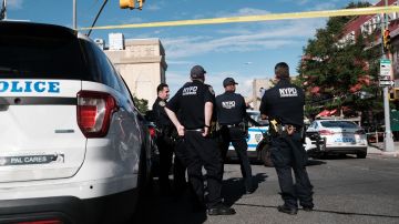 Hombre asesinó a una mujer e hirió a dos niños pequeños tras atacarlos con un martillo en Nueva York