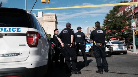 Hombre asesinó a una mujer e hirió a dos niños pequeños tras atacarlos con un martillo en Nueva York