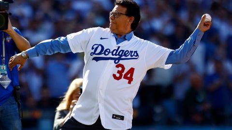 Los Dodgers realizaron máximo honor a Fernando Valenzuela con el retiro de su número 34.