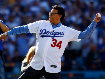 Los Dodgers realizaron máximo honor a Fernando Valenzuela con el retiro de su número 34.