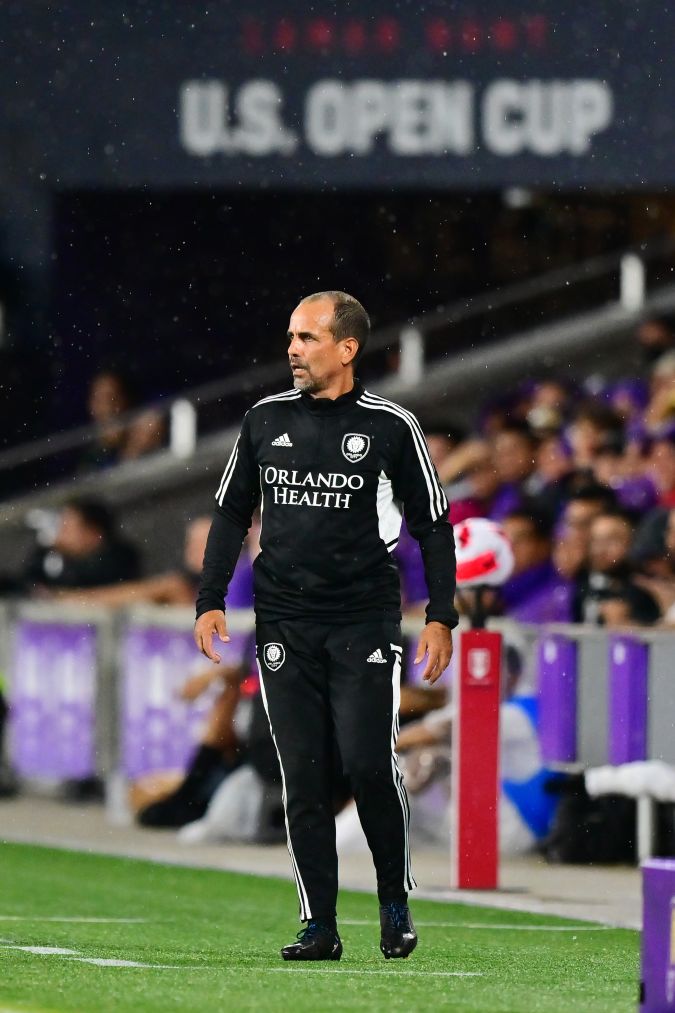 El entrenador en jefe Óscar Pareja de Orlando City mira en la primera mitad contra Sacramento Republic FC durante la Copa Abierta de EE. UU. Lamar Hunt en el Estadio Exploria el 7 de septiembre de 2022 en Orlando, Florida. Foto: Julio Aguilar/Getty Images.