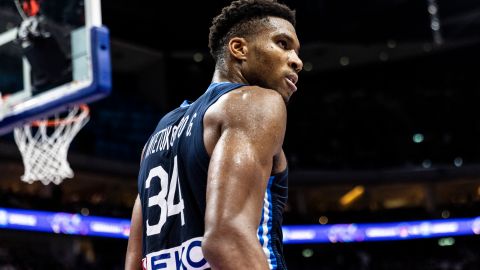 Antetokounmpo se perdió el mundial por lesión su rodilla.