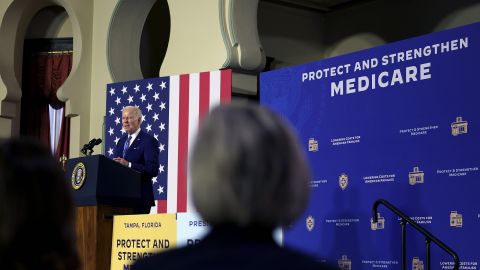 El presidente Biden dijo que continuará con negociaciones para bajar los costos de medicamentos.